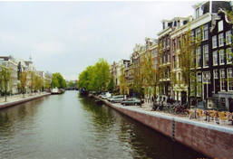 アムステルダム市内の運河と繁華街。