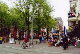 アムステルダム市内の運河と繁華街。