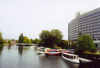 ヒルトン・アムステルダム、運河に面し中庭にマリーナもある。
