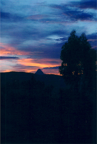 ディンブラ茶園での夕刻、幻想的な夕焼けに映える高峰アダムスピーク（写真中央）を望む。