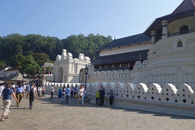 古都キャンディーにある仏歯寺。本殿（写真）には、仏陀（お釈迦様）の歯が祀られているとのこと。