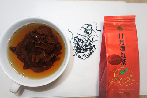 最近頂いた日月潭紅茶（紅玉）、細く長く、茶葉の形がそのまま残され仕上げられた紅茶で、甘みのある柔らかな味わいのなかに、珍しくはっきりと香り立つメチルサリチレート香（ウバの香り）が感じられる。台湾茶でもウバフレーバーが、出ることが確認された。