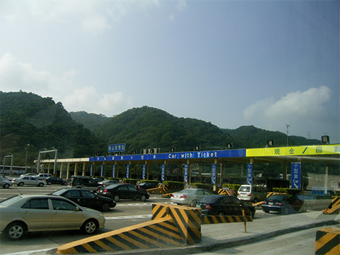 バスは出発、台北市内の渋滞をようやく抜けて、高速道路で台中経由、埔里をめざす。左は、台中市内。