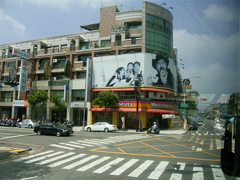 バスは出発、台北市内の渋滞をようやく抜けて、高速道路で台中経由、埔里をめざす。左は、台中市内。