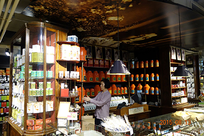どこのカフェにもＴＥＥメニューがあり、楽しめる。高級スーパーには品ぞろえ豊富な紅茶売り場があり、人気の老舗紅茶専門店ＴＥＥＨＡＵＳも、賑やかな通りに店を構える。