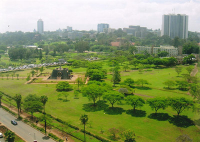 ケニアの首都ナイロビ（２００５年頃）。この写真では、まだのどかな雰囲気を感じるが、現在では、近代的な高層ビル群が市内の中央部に数多く建設されている。東アフリカ最大の都市（＊）